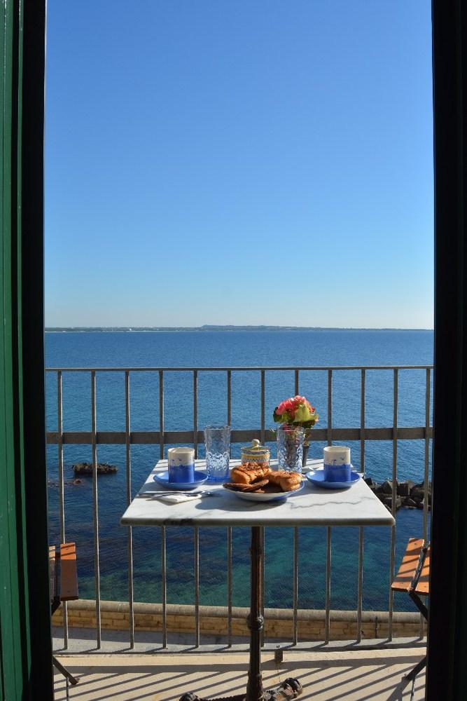 Double bedroom balcony sea view